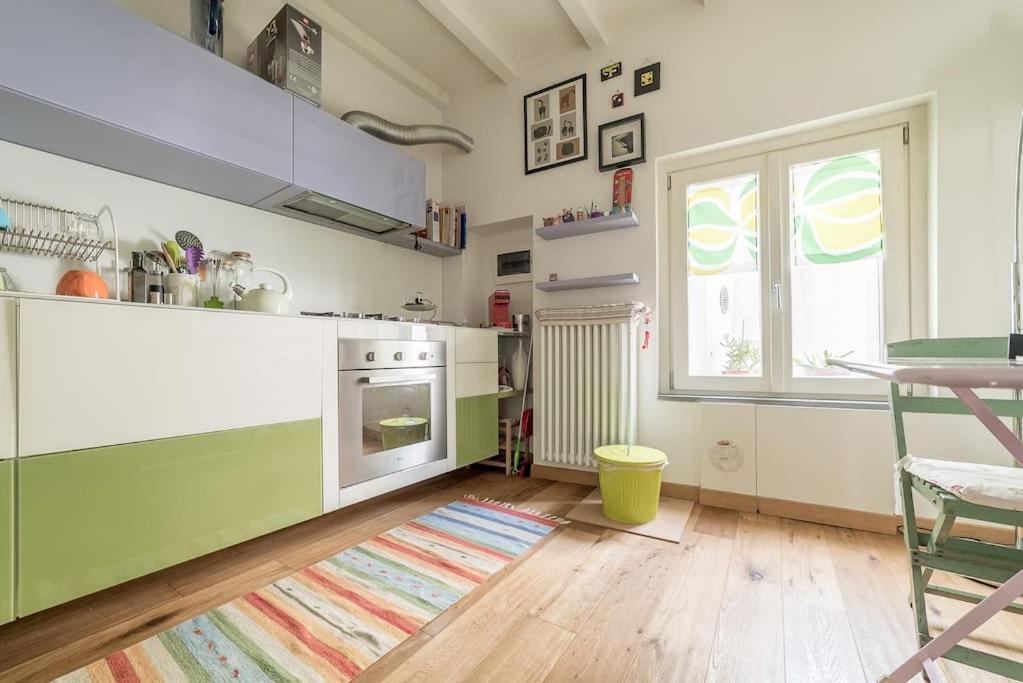 A kitchen or kitchenette at La Casina