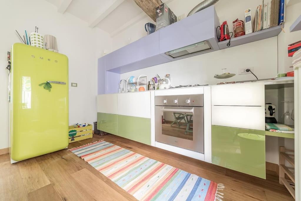 A kitchen or kitchenette at La Casina