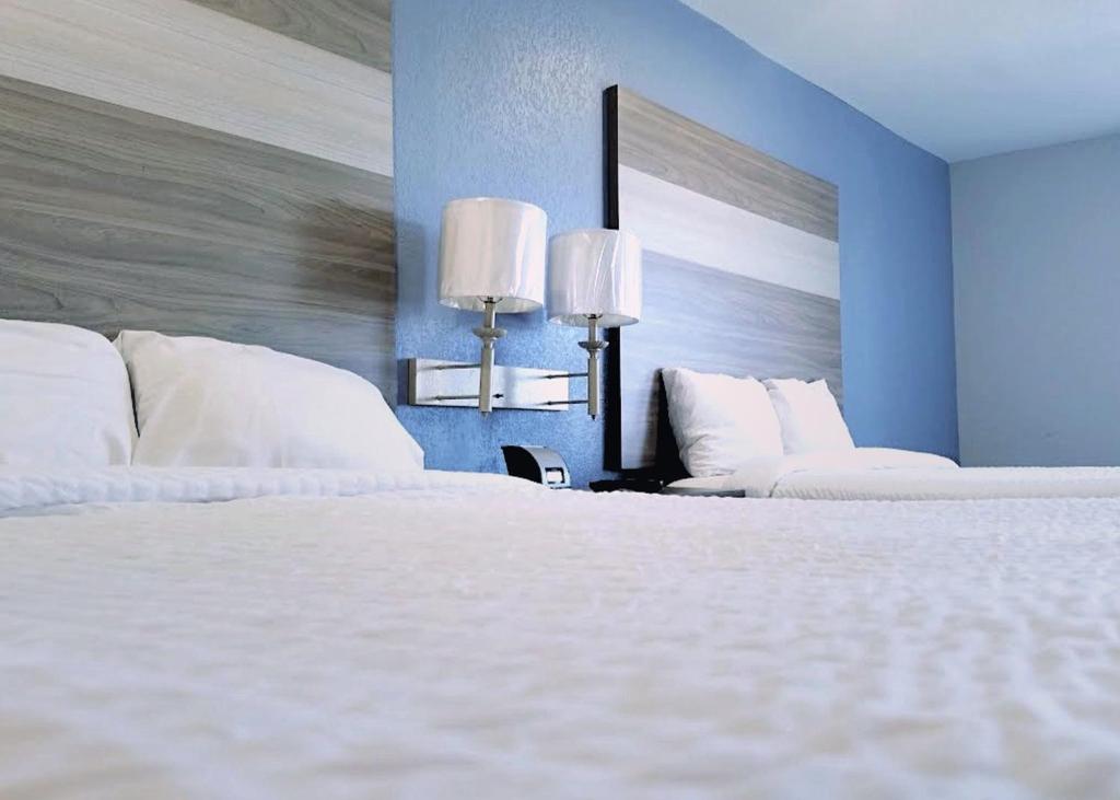 Postel nebo postele na pokoji v ubytování Seabreeze Inn - Fort Walton