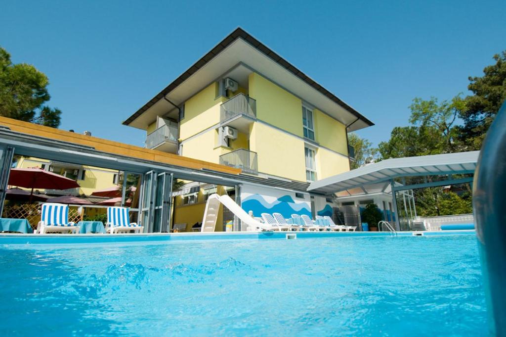 Bazén v ubytování Hotel Ai Pini nebo v jeho okolí