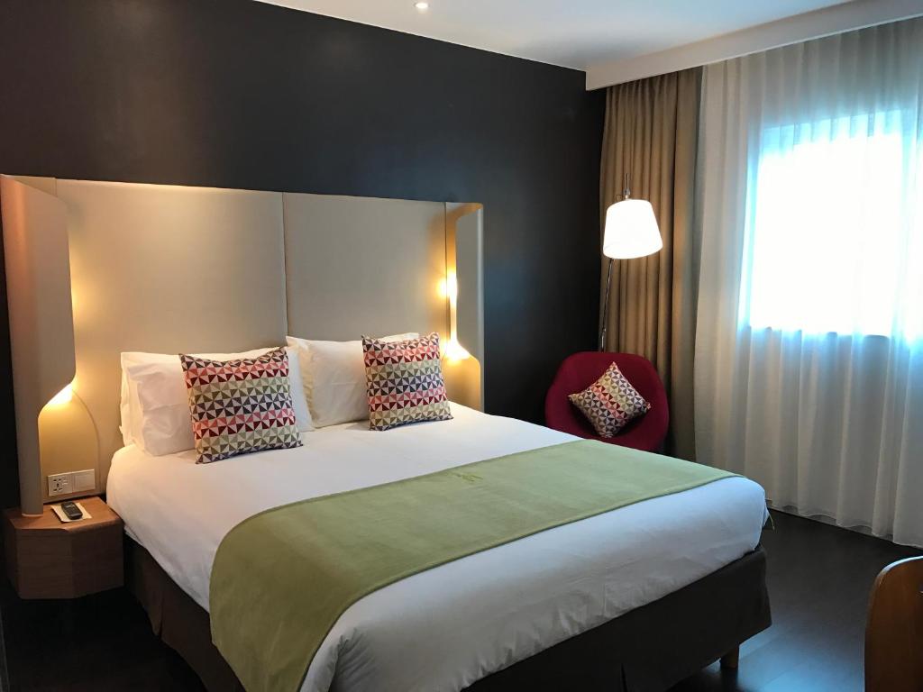 Postel nebo postele na pokoji v ubytování Campanile Shanghai Bund Hotel