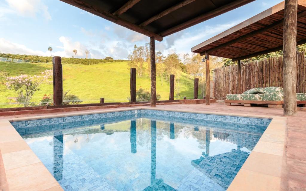 einen Pool in einem Haus mit Pavillon in der Unterkunft Villa Ayê Socorro SP - Pousada Petfriendly in Socorro