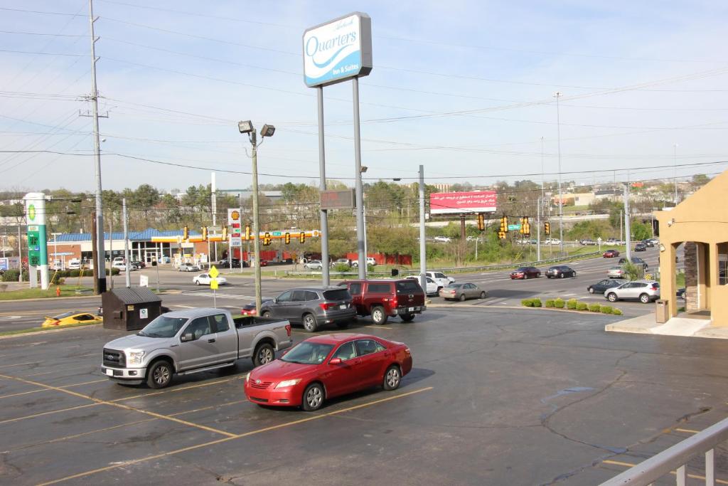 una gasolinera móvil con coches aparcados en Quarters Inn & Suites, en Antioch