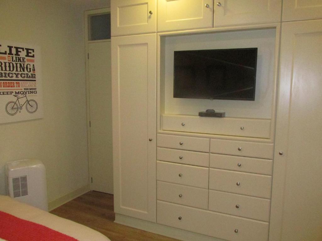 TV a/nebo společenská místnost v ubytování Kangaroo Wasi Airport Bed & Breakfast