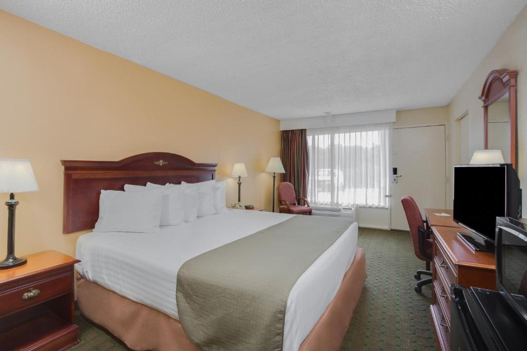Days Inn by Wyndham Asheville West - Kamer Met Kingsize Bed - Niet-Rokers