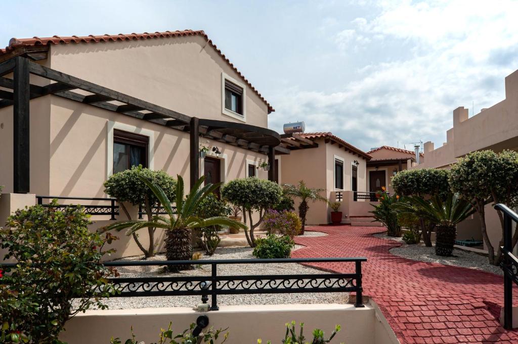 dziedziniec domu z roślinami i drzewami w obiekcie Kyriaki's Cozy Apartments w mieście Agia Marina Nea Kydonias