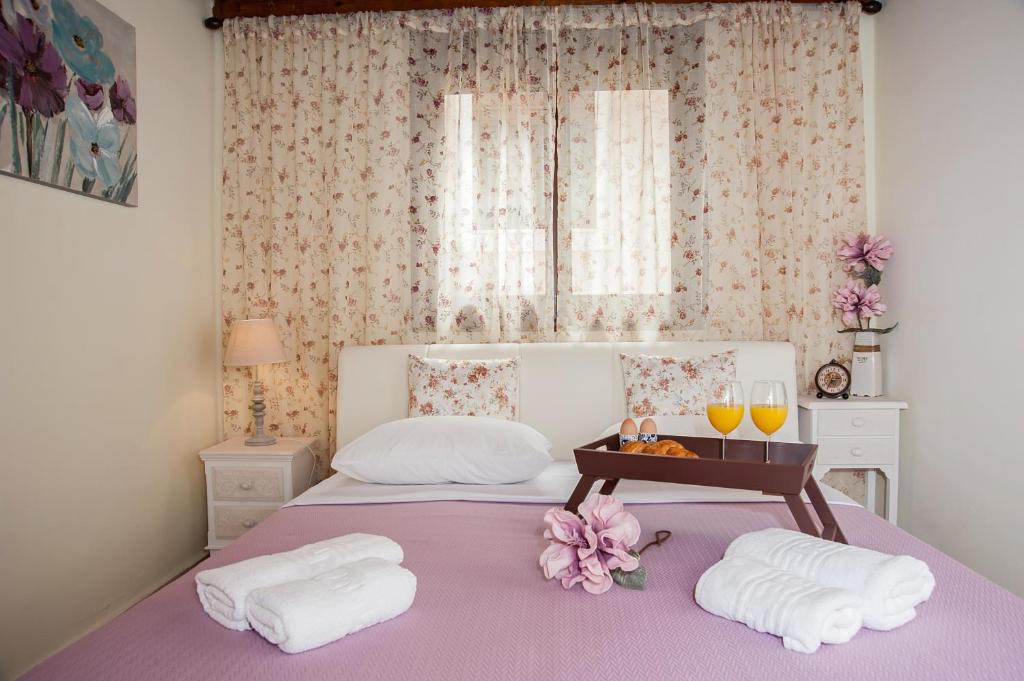 Łóżko lub łóżka w pokoju w obiekcie Kyriaki's Cozy Apartments