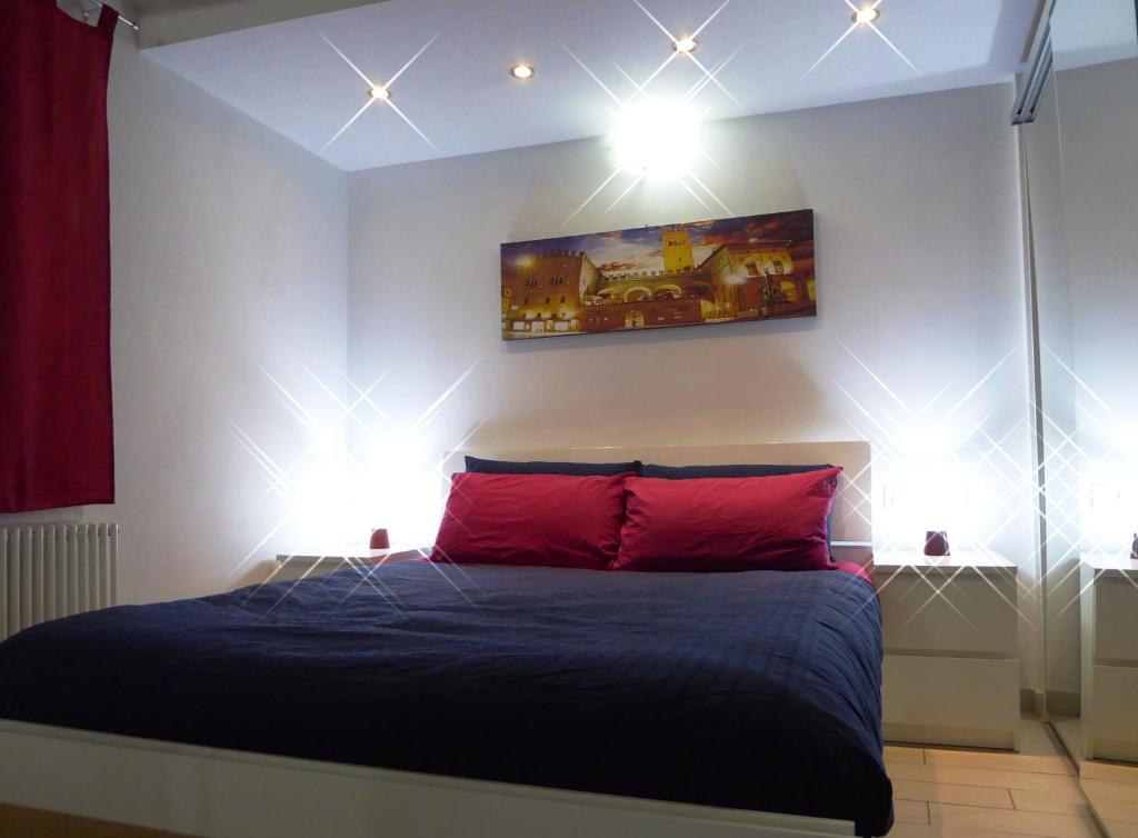 1 dormitorio con 1 cama con 2 luces encima en San Leonardo House Bologna, en Bolonia
