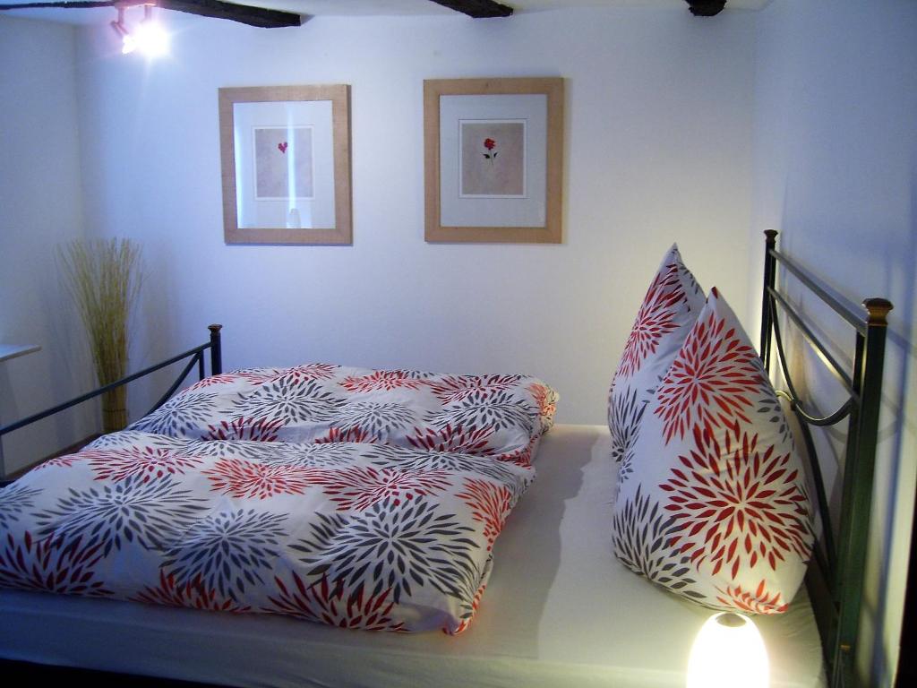 Bett in einem Zimmer mit zwei Kissen darauf in der Unterkunft Ferienhaus Zum Amthof in Alsfeld
