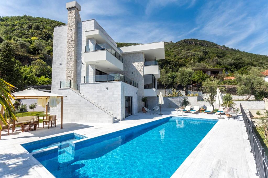una imagen de una villa con piscina en White Olive Villa, en Herceg-Novi