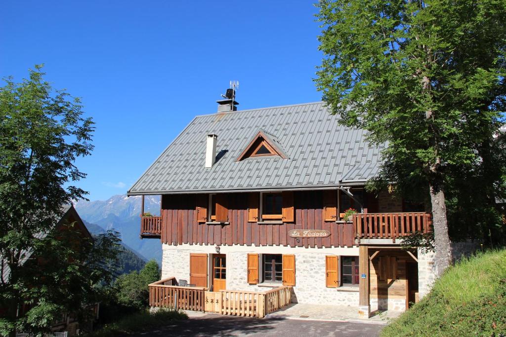 une maison avec une lettre au-dessus dans l'établissement Chalet La Fedora - Appartements de charme, à Vaujany