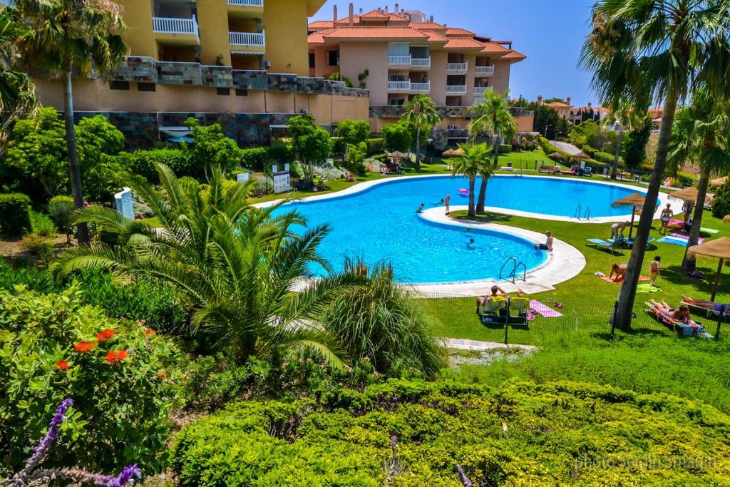 una imagen de una piscina en un resort en Apartment Higuerón, en Fuengirola