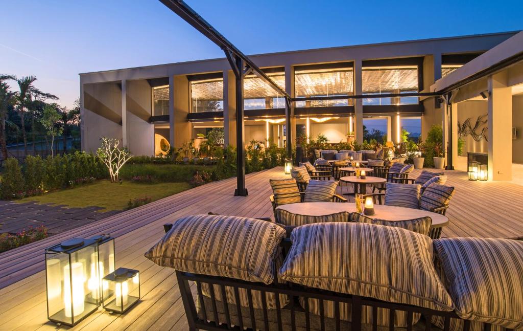 Posezení v ubytování The ShellSea Krabi I Luxury Beach Front Resort & Pool Villa