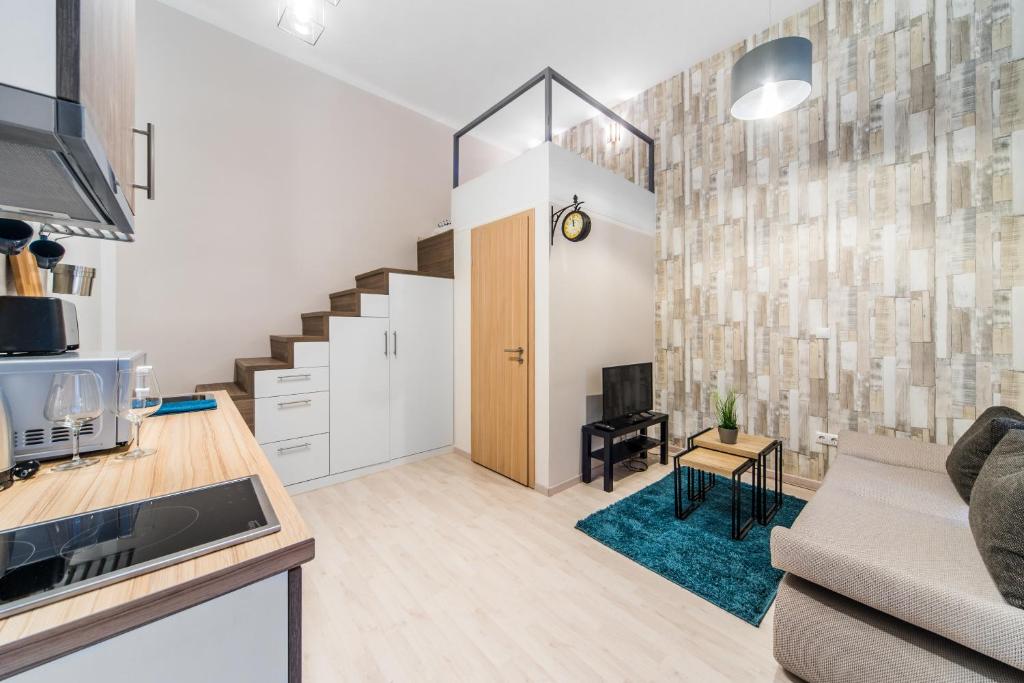 ブダペストにあるBarcsay Apartmentのリビングルーム(ソファ、階段付)