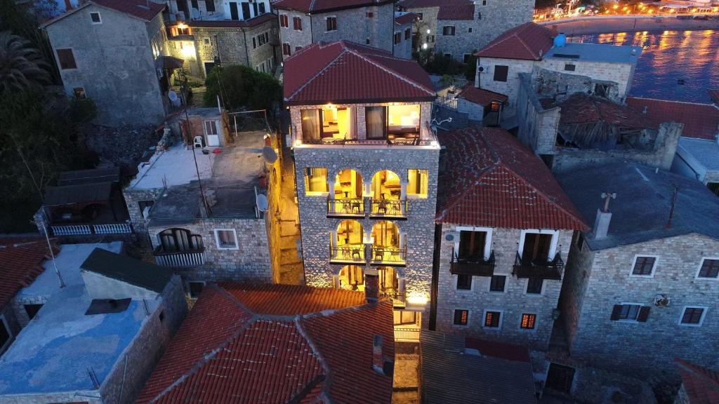 een gebouw met lichten aan in een stad 's nachts bij Apartments Timoni in Ulcinj