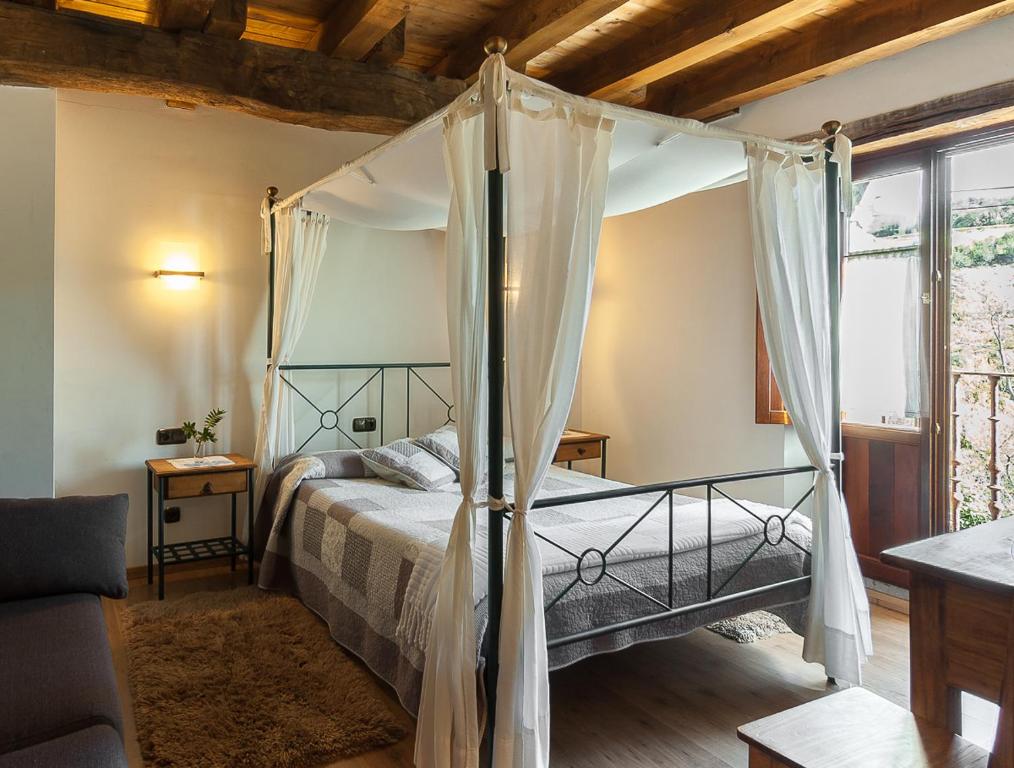 1 dormitorio con 1 cama con dosel en Casa rural Restaurante Aranburu en Zestoa
