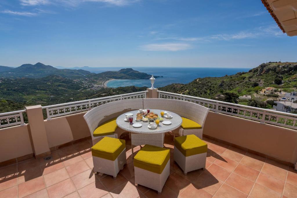 プラキアスにあるSellia resortのテーブルと椅子、海の景色を望むバルコニー