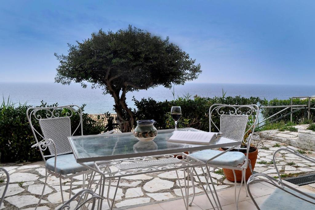グリファダにあるTereza Houseの木と海のガラスのテーブルと椅子