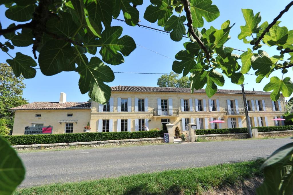 Saint-Pey-de-CastetsにあるLogis- Hôtel Spa Restaurant l'Epicurialの道路脇の古い建物