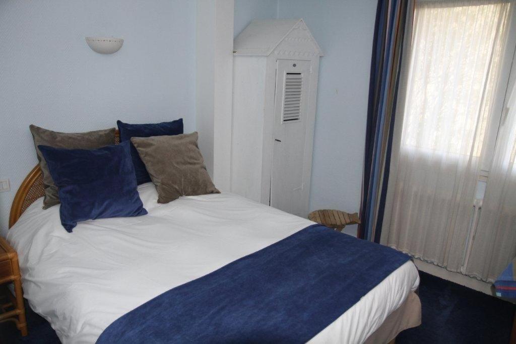 Postel nebo postele na pokoji v ubytování Hotel Le Suroit