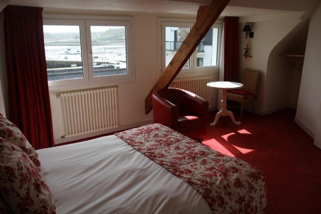 Postel nebo postele na pokoji v ubytování Hotel Le Suroit