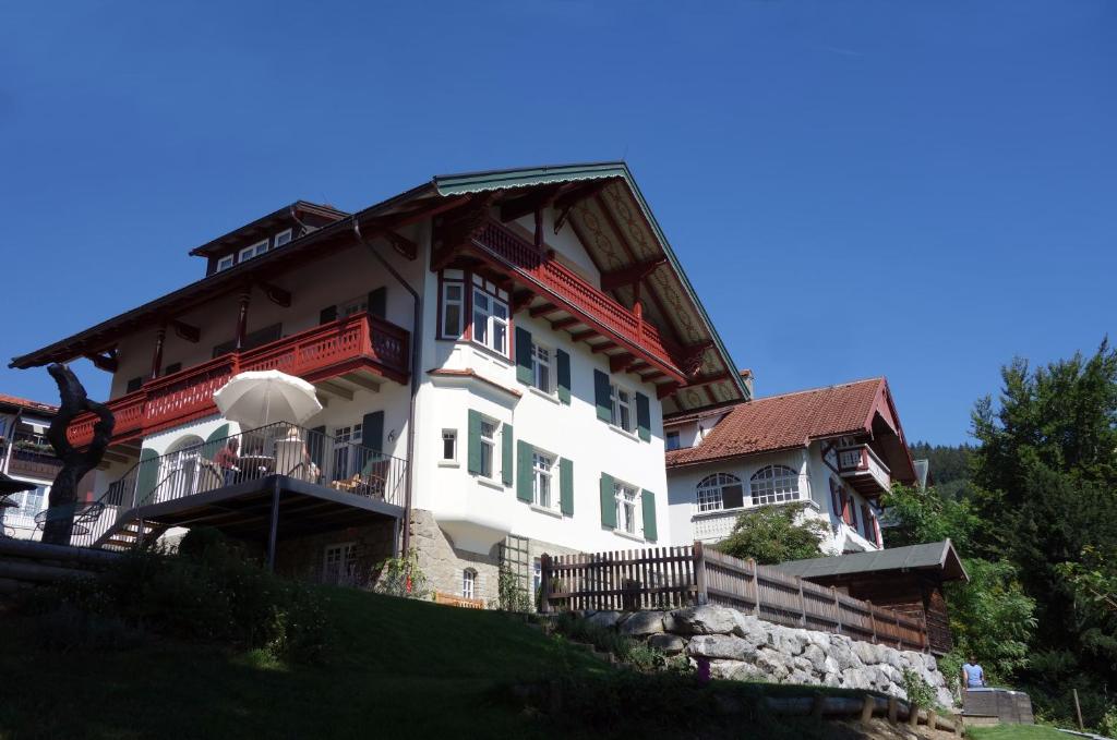 ein großes weißes Gebäude auf einem Hügel in der Unterkunft Villa Bergfrieden in Oberstaufen