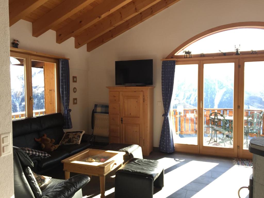 TV a/nebo společenská místnost v ubytování Chalet Bergkristall