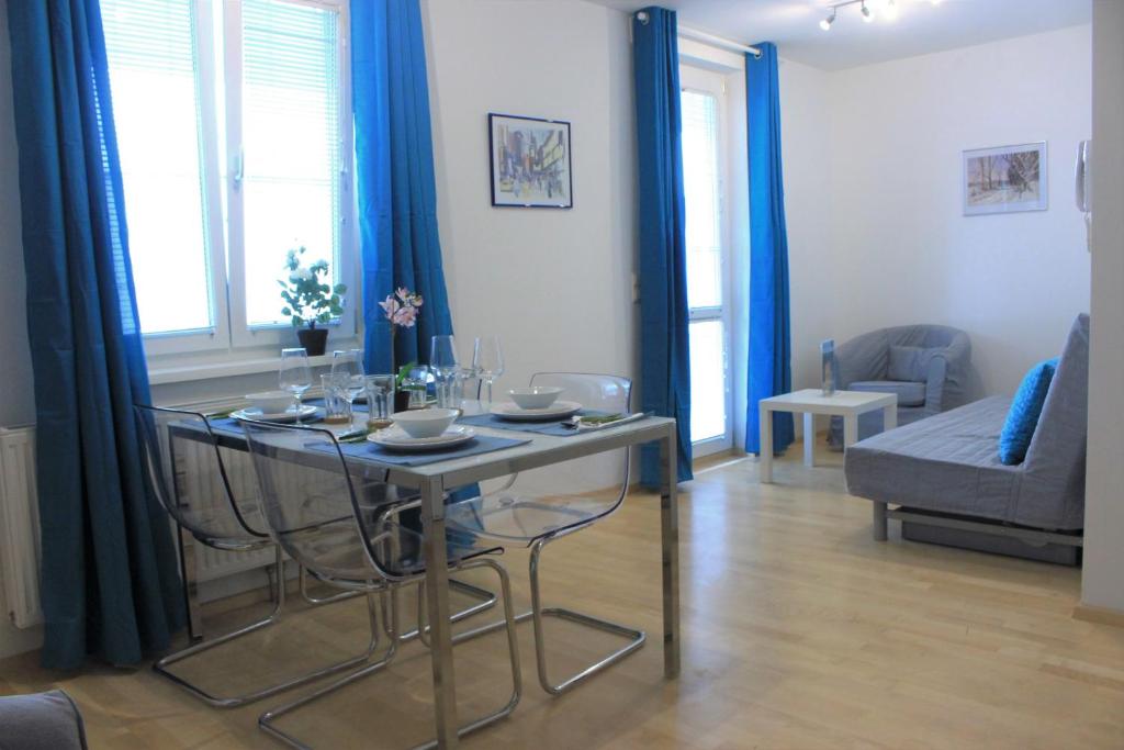 ウィーンにあるVienna Sulm Apartmentsのリビングルーム(テーブル、椅子、ソファ付)