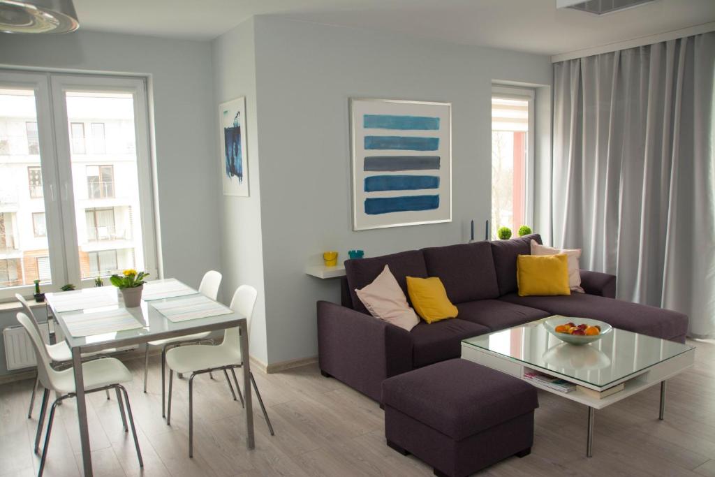 - un salon avec un canapé et une table dans l'établissement Apartament Blue Sky Kołobrzeg, à Kołobrzeg
