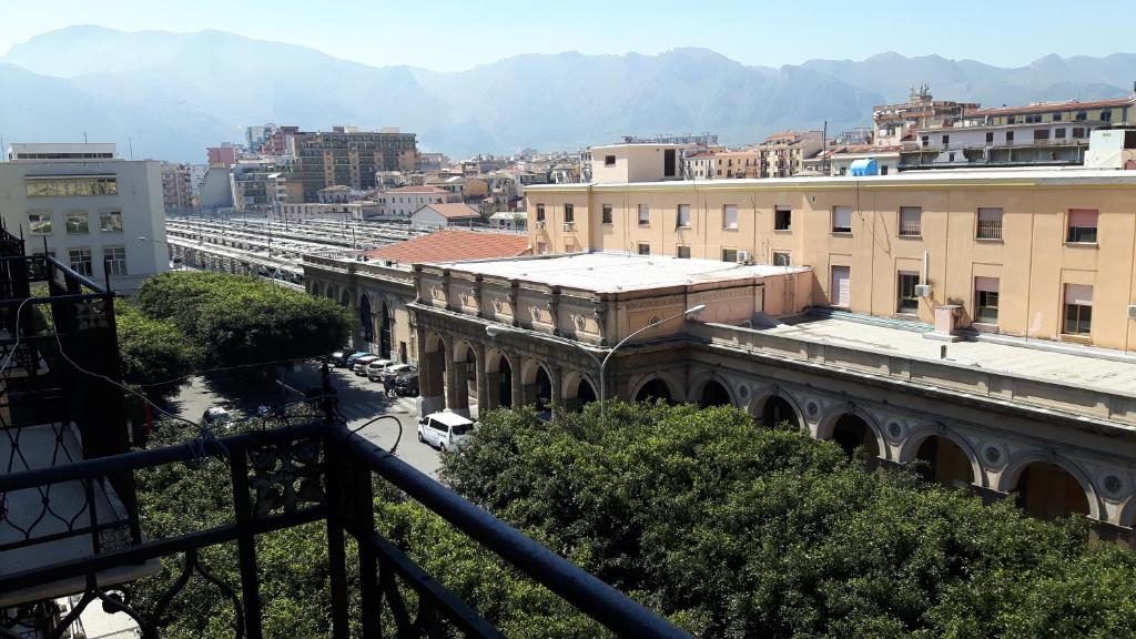 widok na miasto z budynkami i górami w obiekcie Profumo di Sicilia w mieście Palermo