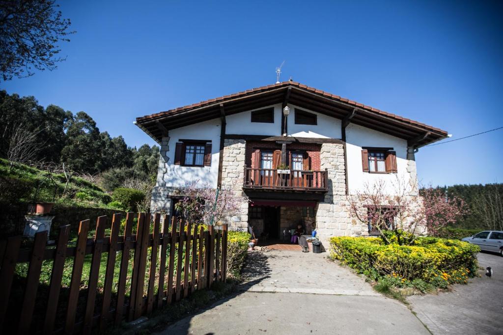una casa con una valla de madera delante de ella en Casa Rural Andutza, en Ea