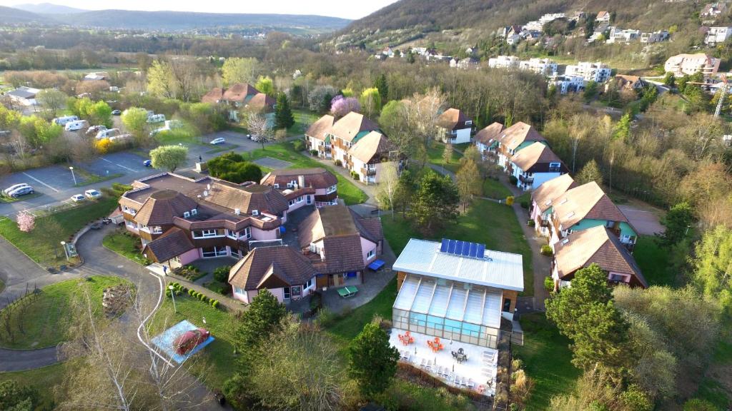 - une vue aérienne sur une maison dans un village dans l'établissement VVF Plaine d'Alsace Obernai Strasbourg, à Obernai