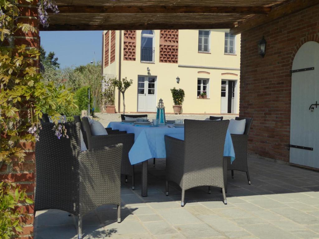 un patio esterno con tavolo e sedie blu di Casa Vacanze Villa Cerine ad Altopascio