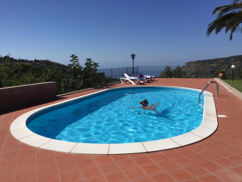 uma pessoa a nadar numa grande piscina em Villa Gisella em San Marco dʼAlunzio