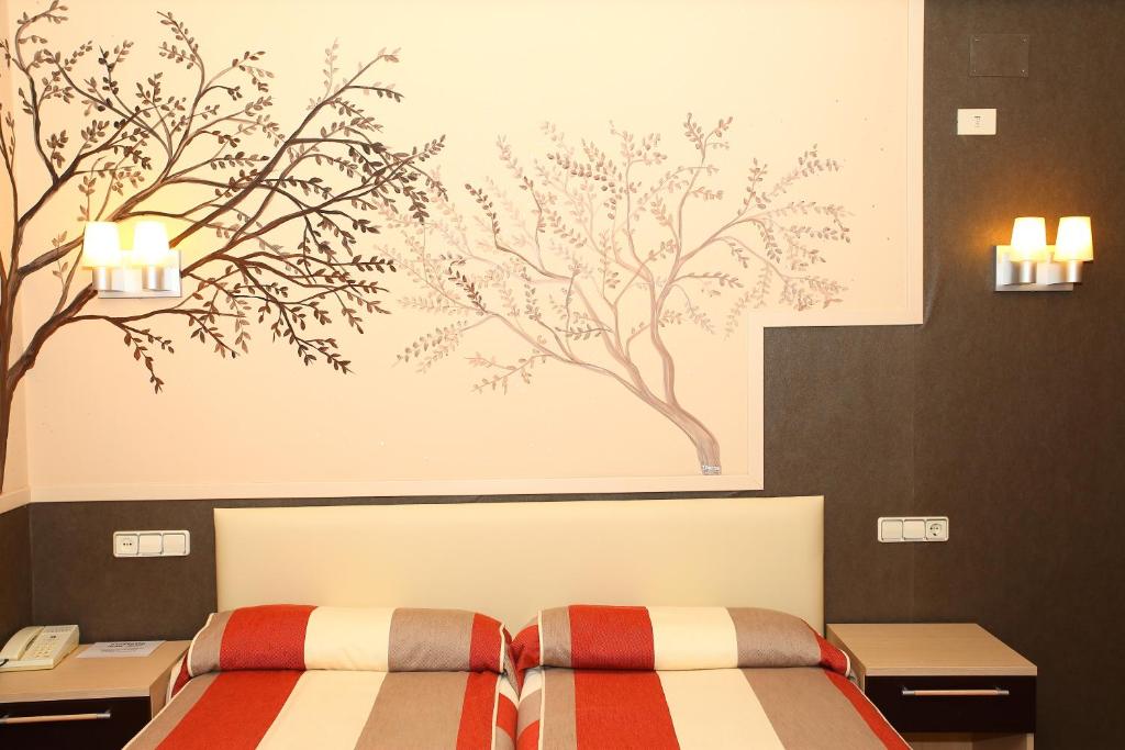 um quarto com duas camas e um quadro na parede em Hotel Monasterio de Leyre em Yesa