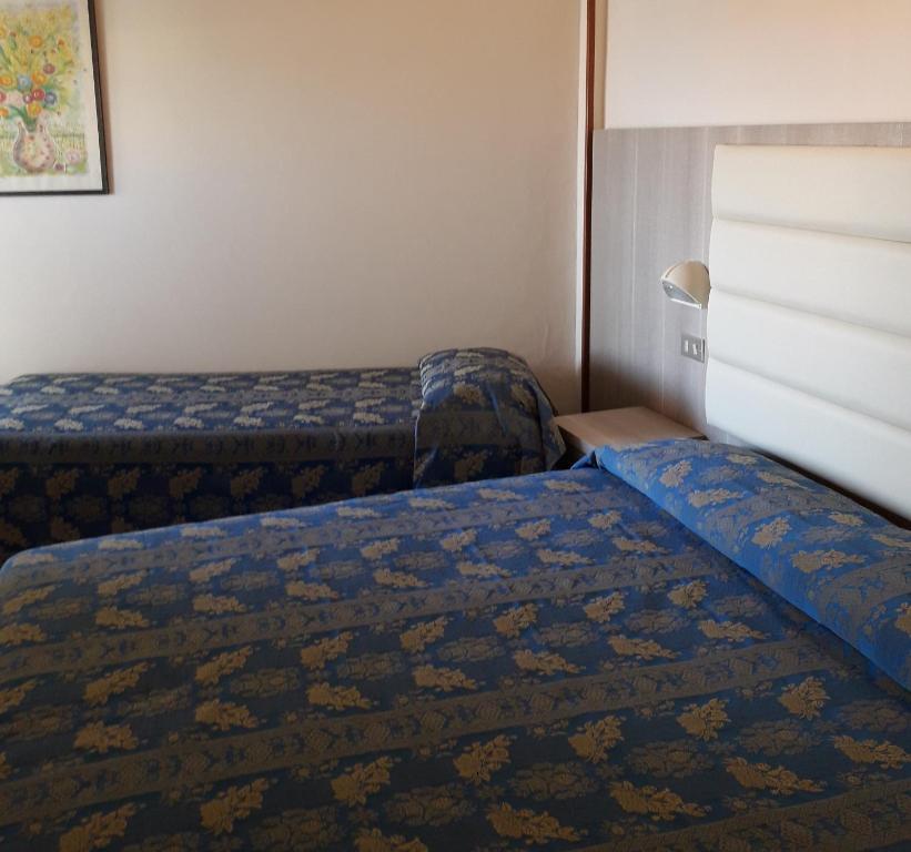 A bed or beds in a room at Hotel Imperiale