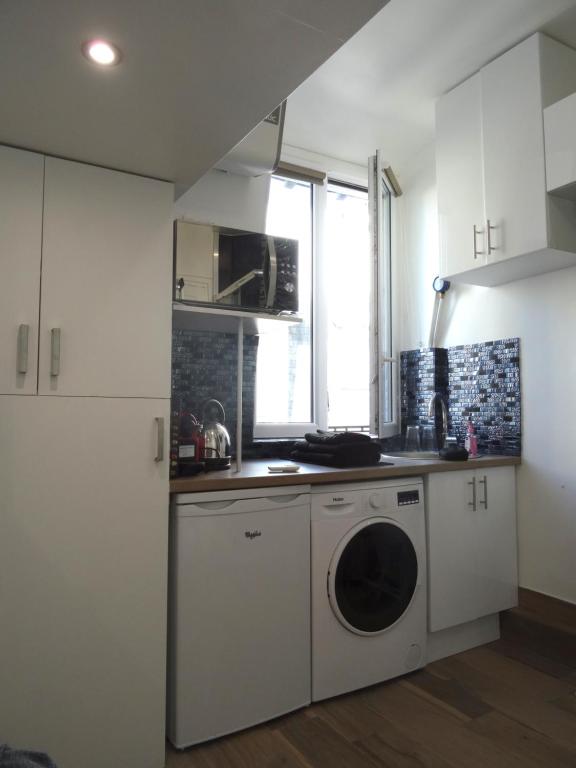 Kitchen o kitchenette sa Amazing Studio near Parc des Expositions