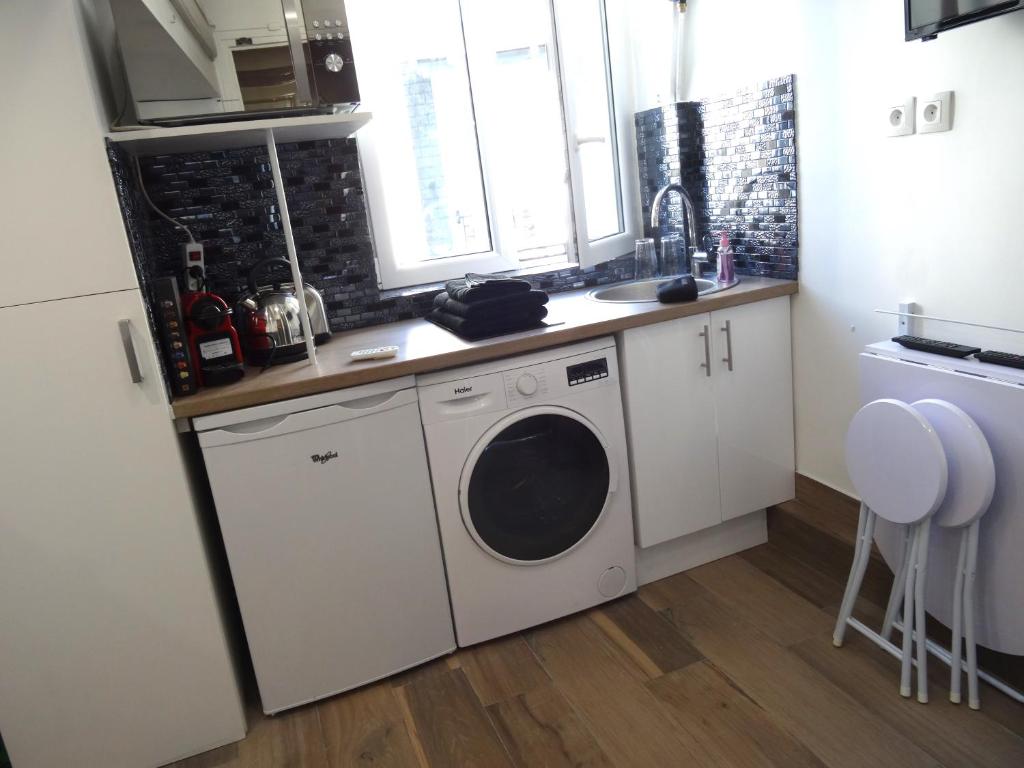 Kitchen o kitchenette sa Amazing Studio near Parc des Expositions