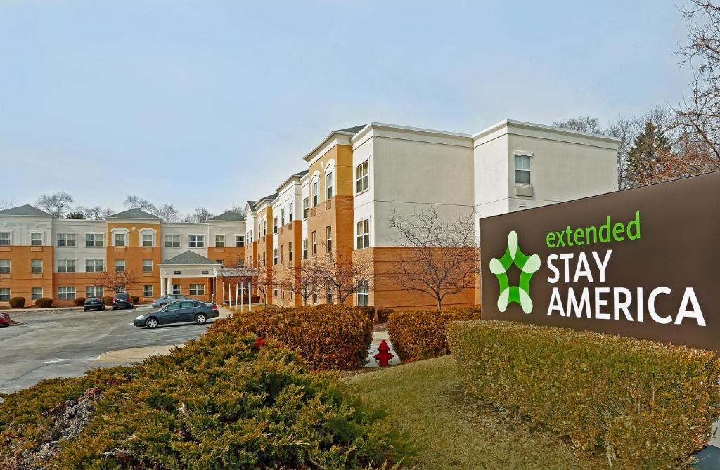 una señal de larga estancia América frente a un edificio en Extended Stay America Suites - Detroit - Novi - Orchard Hill Place, en Northville