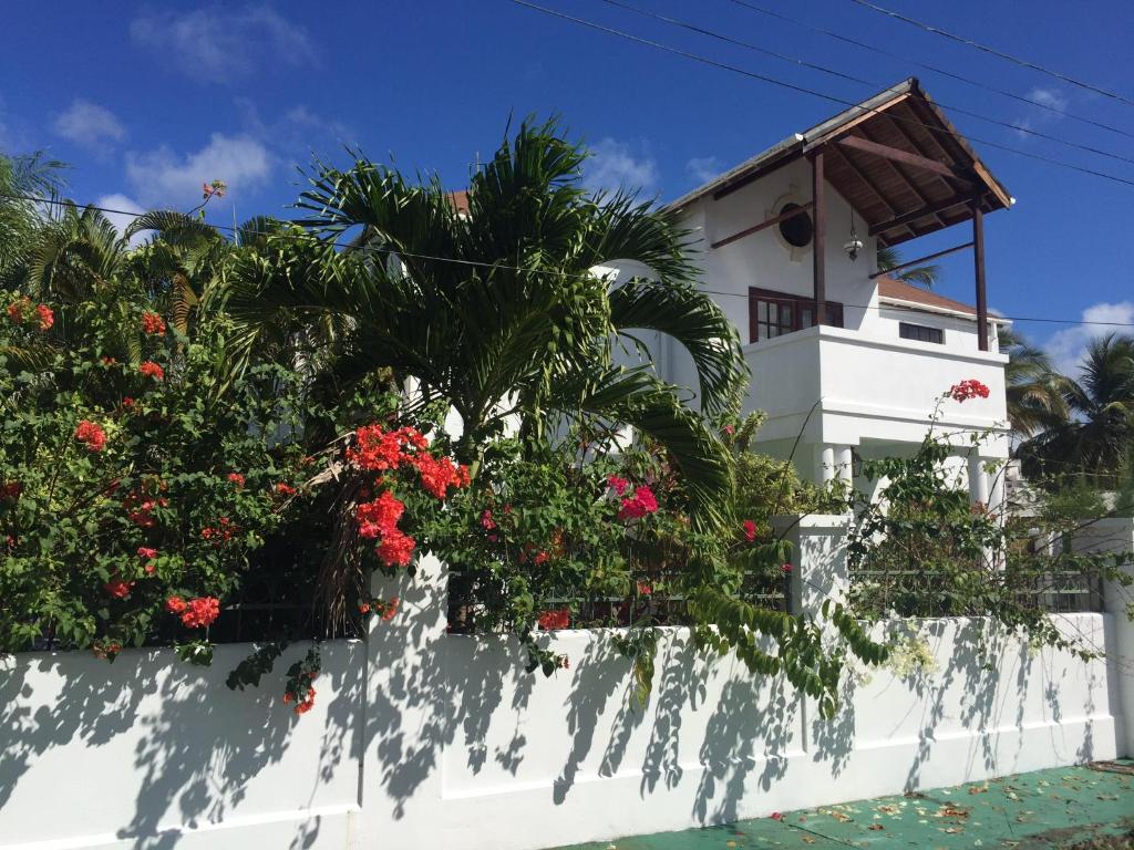 una casa blanca con flores en una valla blanca en 11 Gibbs Glade, en Saint Peter