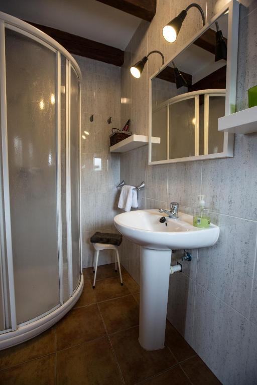 un baño con lavabo y ducha en Casa Rural Andutza, en Ea