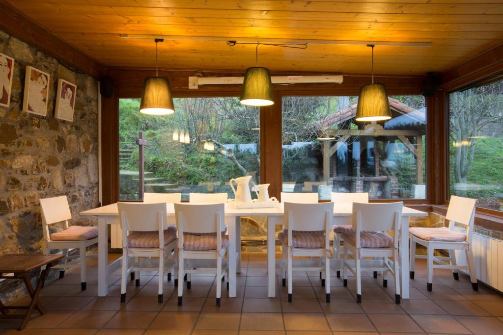 ein Esszimmer mit einem weißen Tisch und Stühlen in der Unterkunft Casa Rural Andutza in Ea