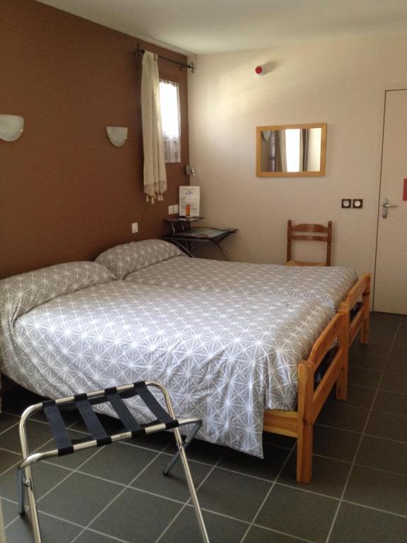 Una cama o camas en una habitación de Auberge des Pyrénées