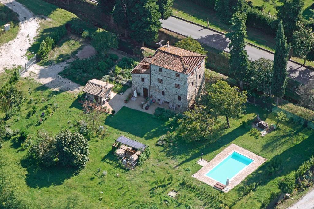 Corsanico-BargecchiaにあるCasale delle Rondiniのスイミングプール付きの家屋の空中ビュー