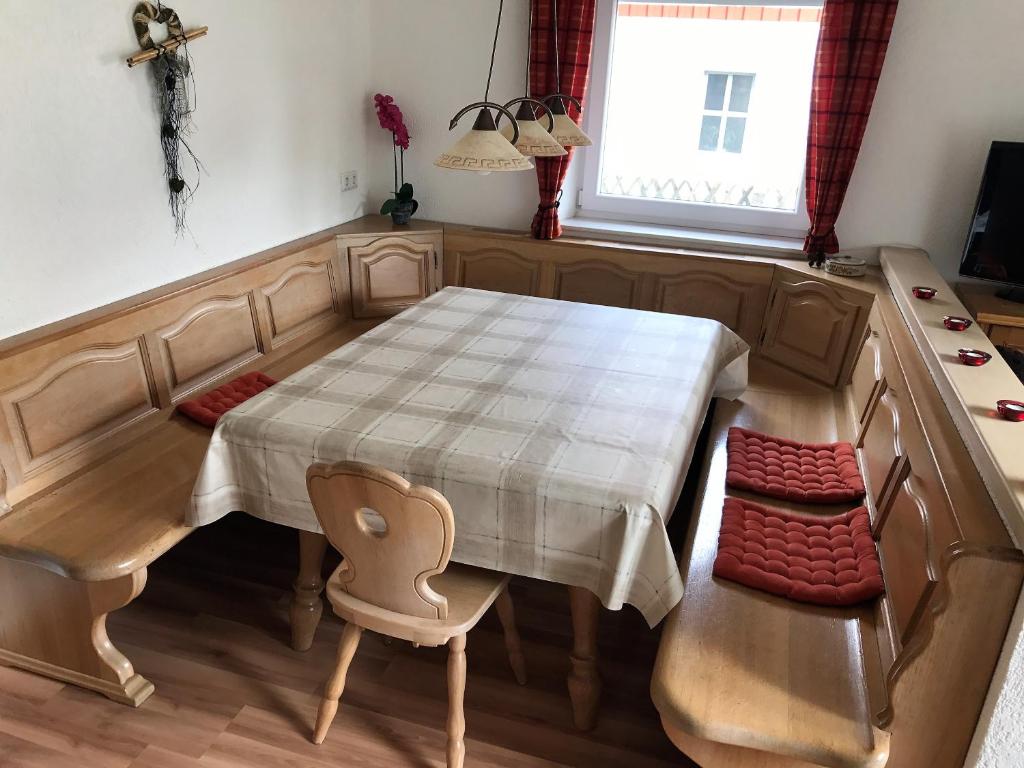 eine Küche mit einem Tisch und Stühlen im Zimmer in der Unterkunft Ferienwohnung Familie Ober in Rotthalmünster