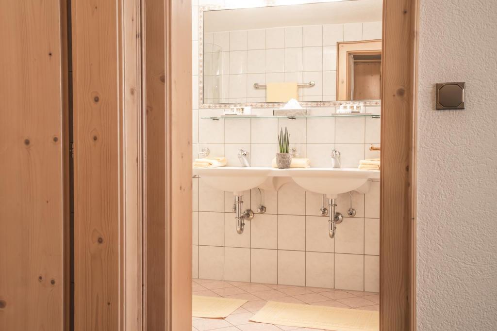 A bathroom at Hotel Kristall