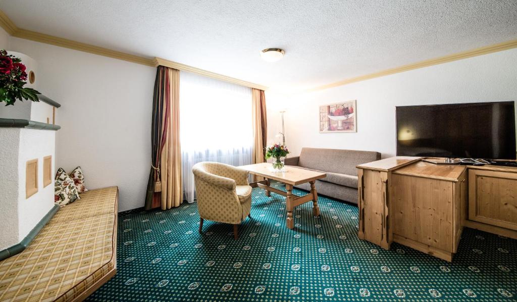 A television and/or entertainment centre at Hotel Kristall