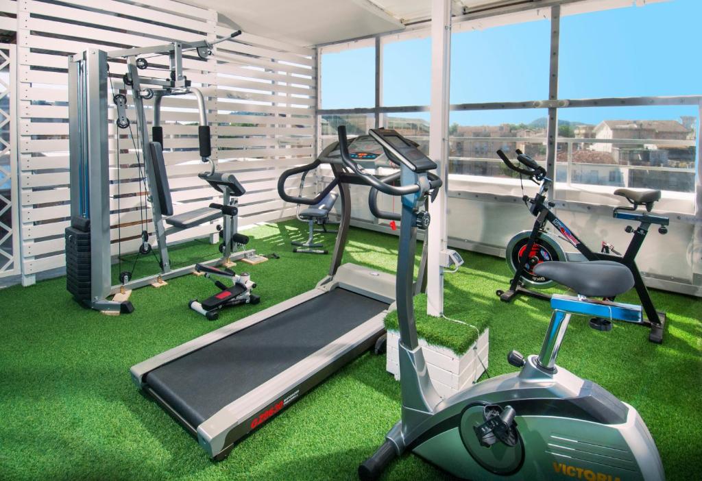 Fitness centrum a/nebo fitness zařízení v ubytování Hotel caesar