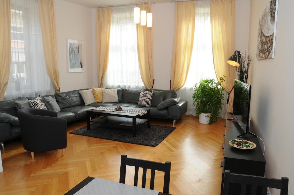 プラハにあるRoyal Road Apartmentのリビングルーム(ソファ、テーブル付)