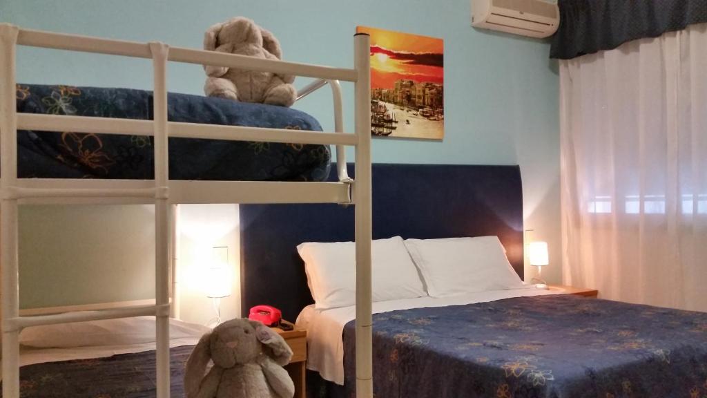 A bed or beds in a room at Hotel Danubio
